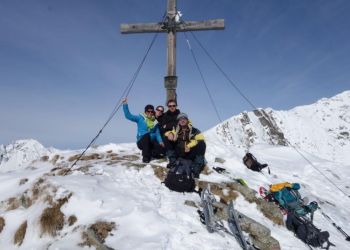 Bettina beim Gipfelskreuz Gumma mit Schneeschuhwander-Gaeste.jpg