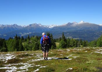 Wandern im Spaet-Sommerschnee.jpg